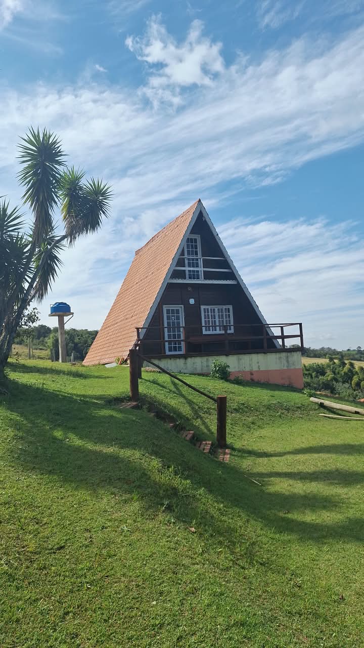 Chalé no alto do gramado