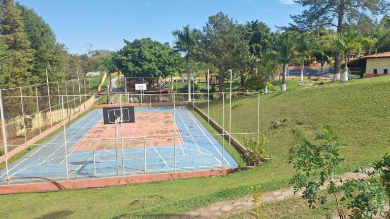 Quadra poliesportiva da propriedade