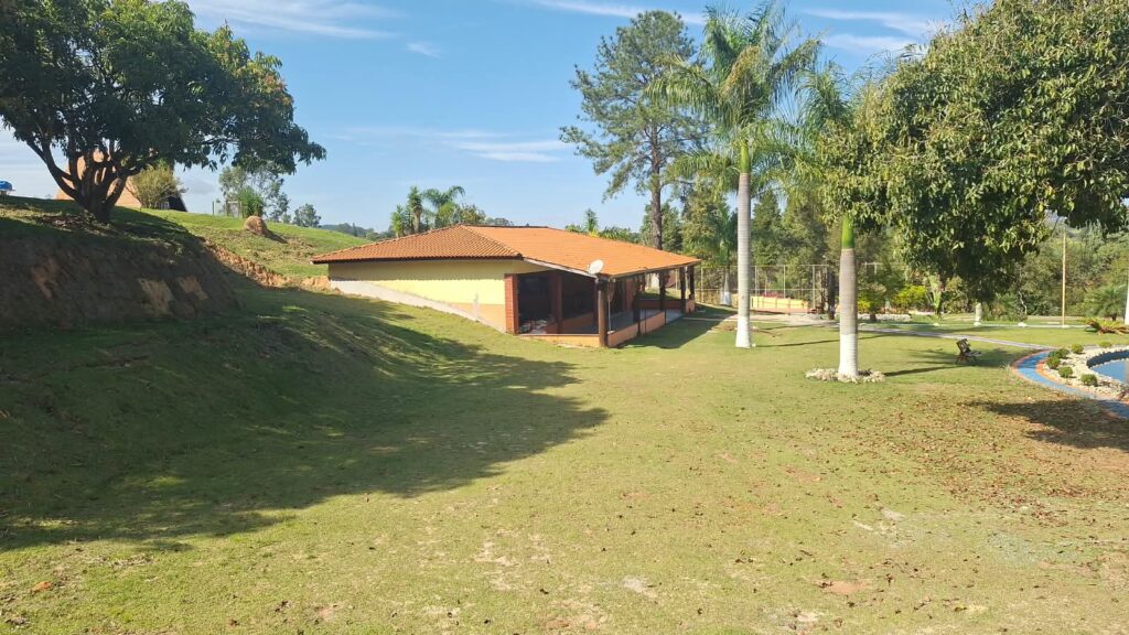 Sede da Ranamari cercada por gramado e palmeiras