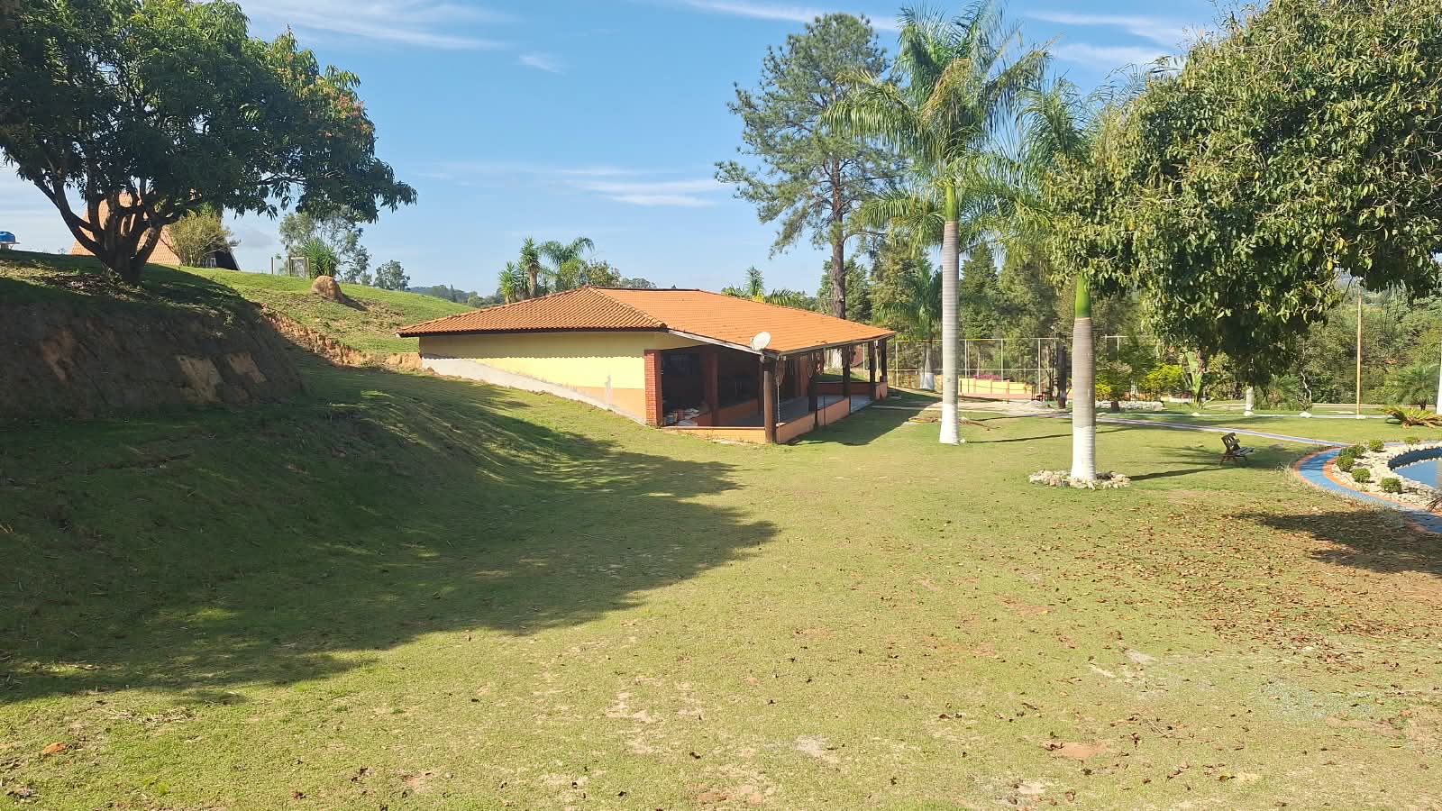 Sede da Ranamari cercada por gramado e palmeiras