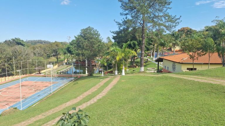Lago da Ranamari visto da área central da propriedade