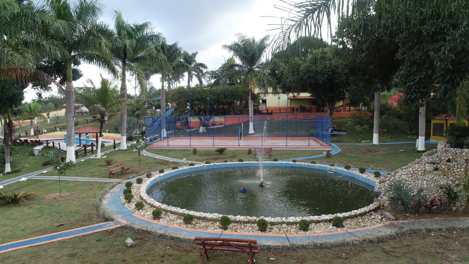 Lago com repuxo e área central da propriedade da Ranamari